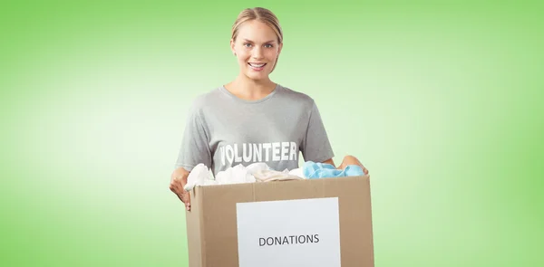 Porträt einer schönen Frau mit Kleidern — Stockfoto