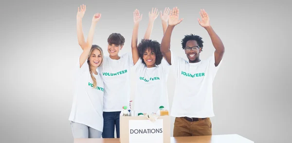 Композитный образ добровольцев, поднимающих руки — стоковое фото