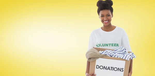 Mujer joven sonriente con donación de ropa — Foto de Stock