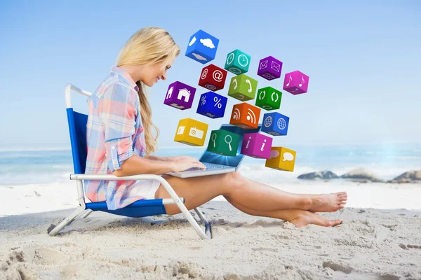 Vrouw zitten op het strand met behulp van haar laptop — Stockfoto