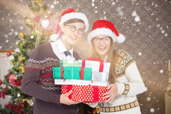 Homme et femme portant des chapeaux de Père Noël — Photo