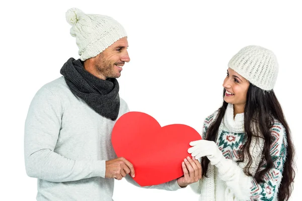 Couple souriant tenant coeur en papier — Photo