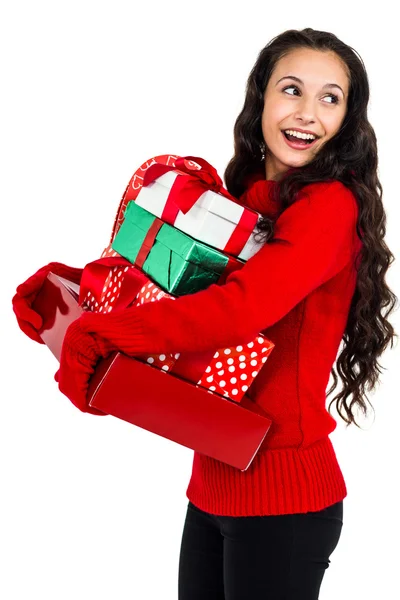 Mujer sonriente sosteniendo regalos — Foto de Stock