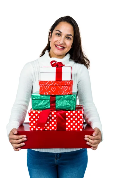 Morena festiva sonriendo con regalos —  Fotos de Stock