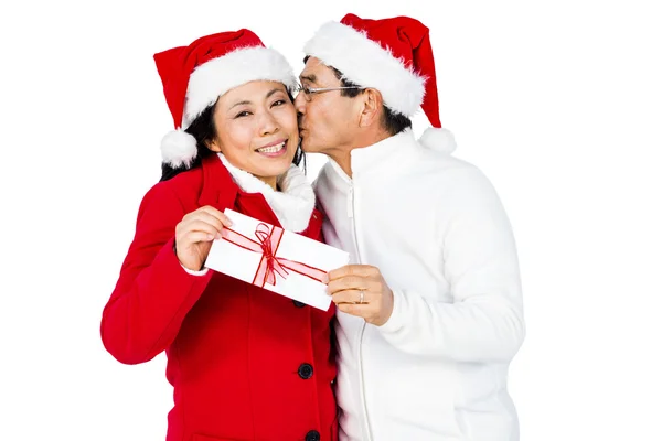 Festliches Seniorenpaar mit Geschenk — Stockfoto