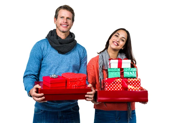 Casal sorrindo e segurando presentes — Fotografia de Stock