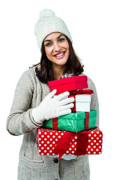 Feestelijke brunette houden stapel geschenken — Stockfoto