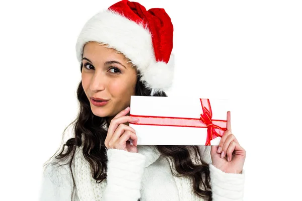 Attraktive Frau mit Geschenkbox — Stockfoto