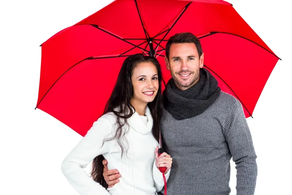 Casal sorridente sob guarda-chuva — Fotografia de Stock