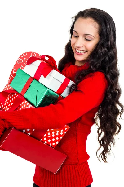 Usmívající se žena hospodářství dárky — Stock fotografie