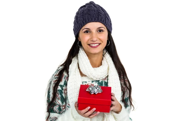 Mujer sosteniendo caja de regalo roja —  Fotos de Stock