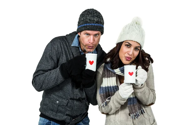 Pareja de invierno disfrutando de bebidas calientes — Foto de Stock