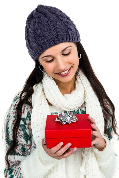 Kadın holding kırmızı hediye kutusu — Stok fotoğraf