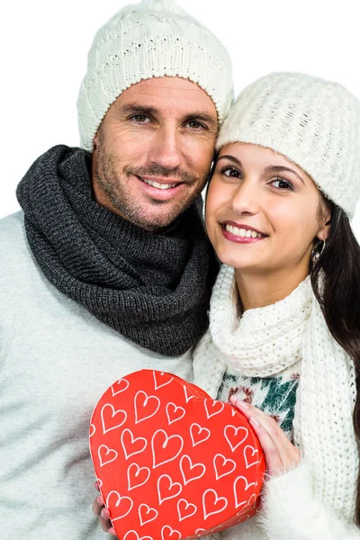 Lachende paar houden doos van de gift — Stockfoto