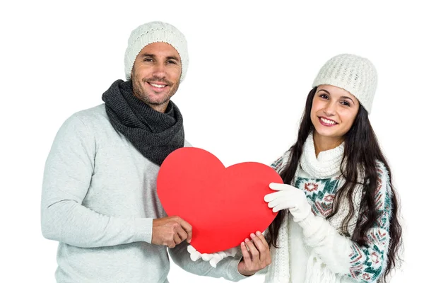 Couple souriant tenant coeur en papier — Photo