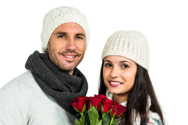 Couple souriant tenant des roses — Photo