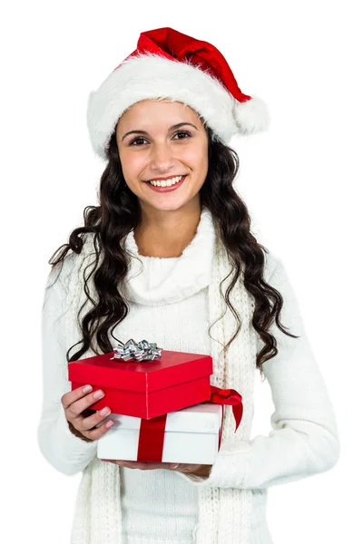 Mujer sonriente sosteniendo regalos — Foto de Stock