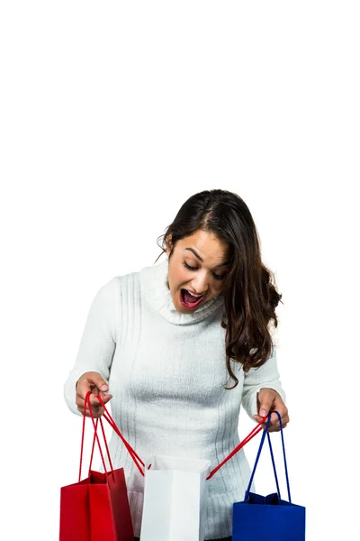 Morena sonriendo con regalos — Foto de Stock