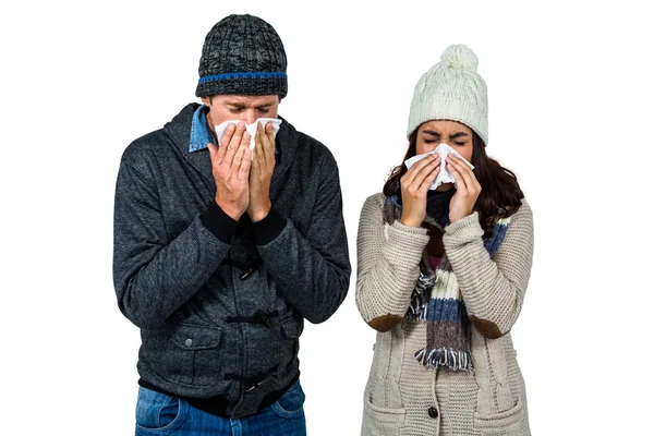 Pareja de invierno sonándose la nariz — Foto de Stock