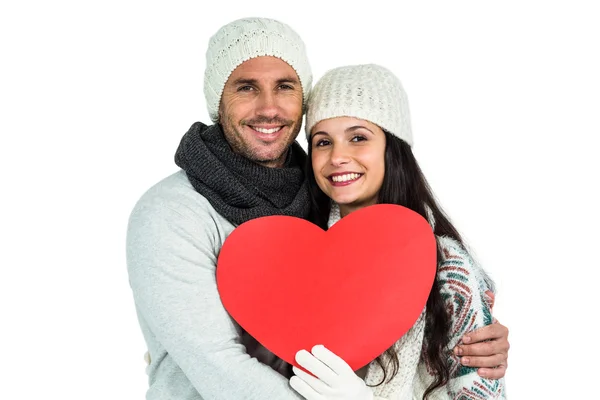 Sonriente pareja sosteniendo papel corazón — Foto de Stock