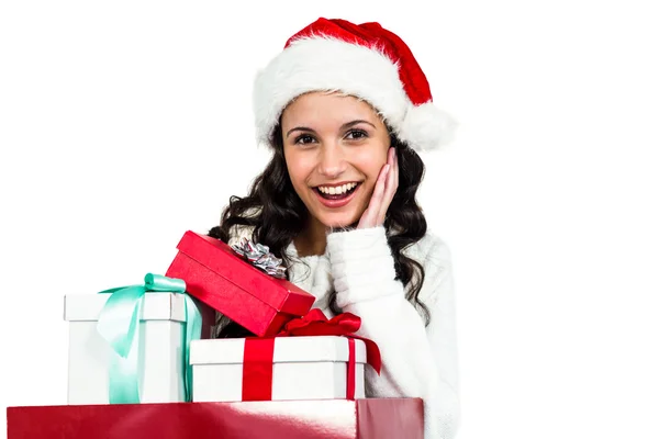 Usmívající se žena hospodářství dárky — Stock fotografie
