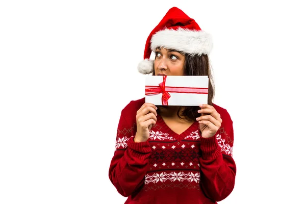 Festliche Brünette zeigt ein Geschenk — Stockfoto