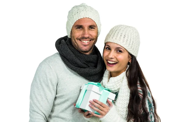 Sorrindo casal segurando caixa de presente — Fotografia de Stock