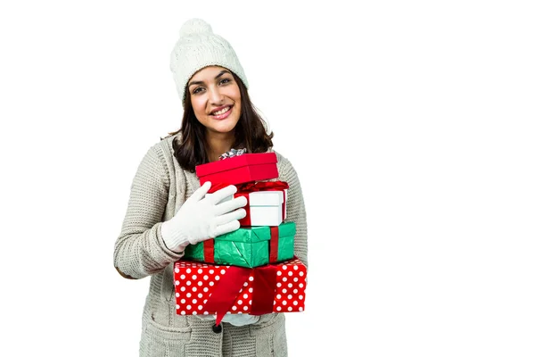 Festliche Brünette mit Stapel von Geschenken — Stockfoto