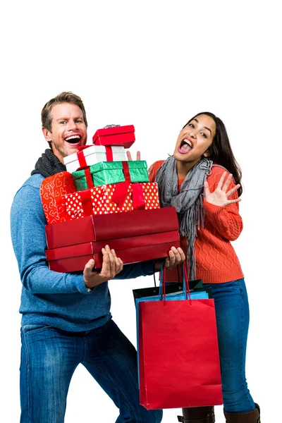 Pareja sonriendo y sosteniendo regalos —  Fotos de Stock