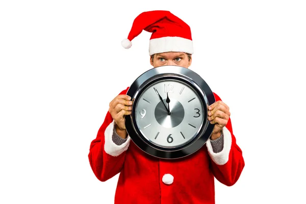 Homme en costume de Père Noël montrant horloge — Photo