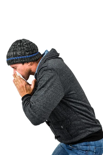 Caldamente vestito uomo soffiando il naso — Foto Stock
