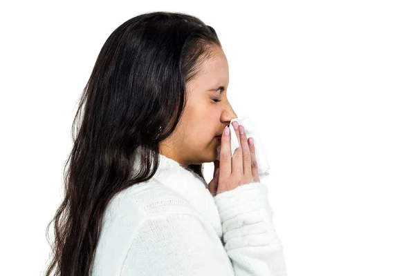 Aantrekkelijke vrouw haar neus waait — Stockfoto