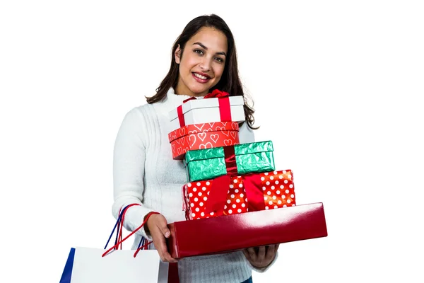 Feestelijke brunette lachend met geschenken — Stockfoto