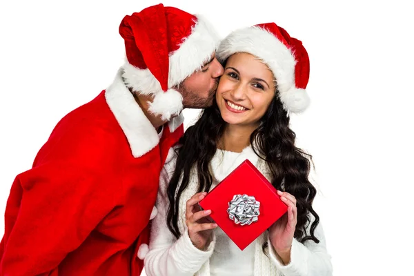 Çift holding kırmızı hediye kutusu — Stok fotoğraf