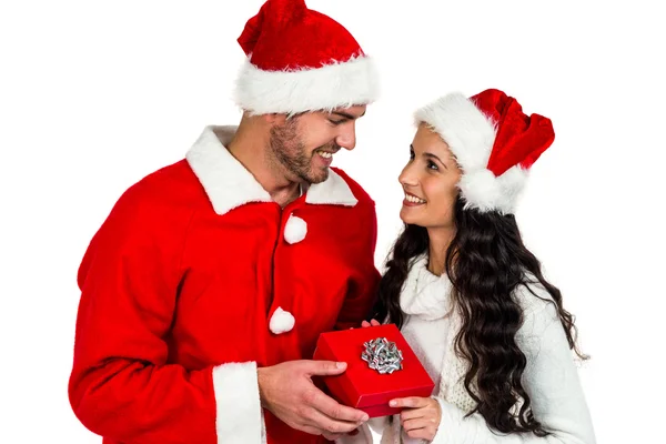 Pareja sosteniendo caja de regalo roja — Foto de Stock