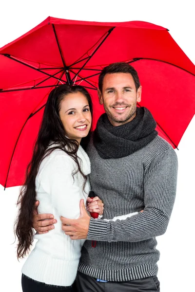 Улыбающаяся пара под зонтиком — стоковое фото
