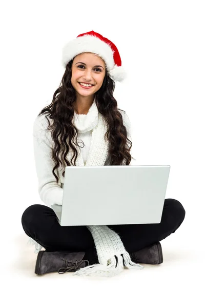 Dizüstü bilgisayar kullanan gülümseyen kadın — Stok fotoğraf