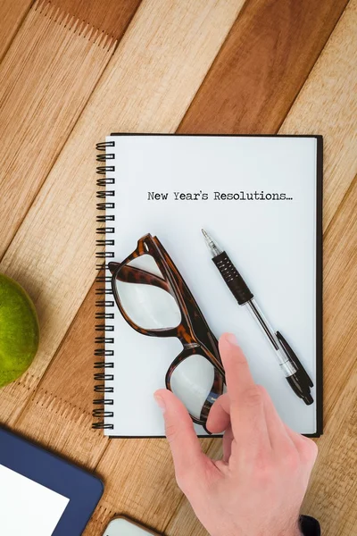 Geschäftsmann misst etwas mit diesen Fingern — Stockfoto