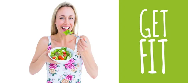 Mosolygó, szőke étkezési tál saláta — Stock Fotó