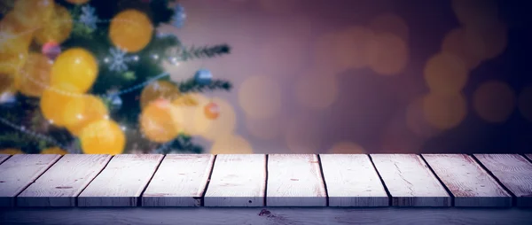 Escritorio contra árbol de Navidad — Foto de Stock