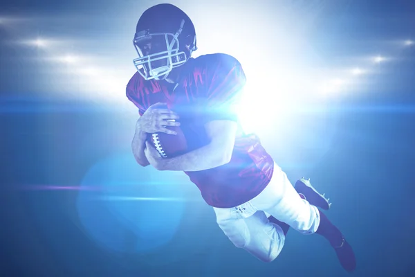 Jugador de fútbol americano anotando un touchdown — Foto de Stock