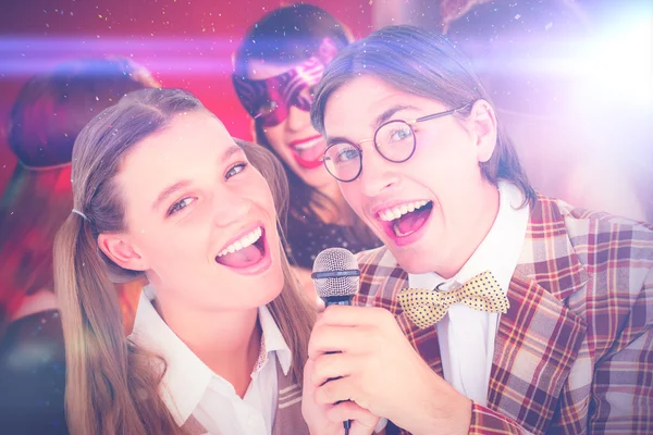 Geeky hipsters singing with microphone — Stock Photo, Image