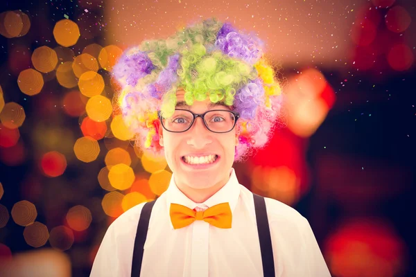 Geeky hipster dragen regenboog pruik — Stockfoto