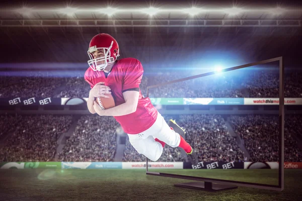 Jugador de fútbol americano anotando un touchdown — Foto de Stock