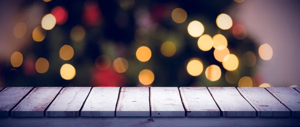 Trä skrivbord mot fokus på julklapp — Stockfoto