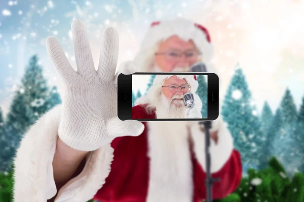 Santa holding cep telefonu — Stok fotoğraf
