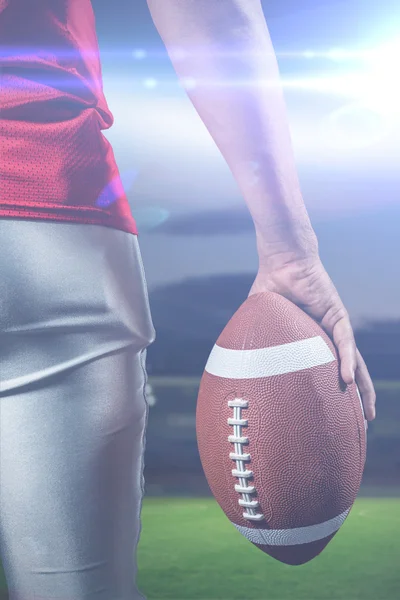 Jugador de fútbol americano sosteniendo pelota — Foto de Stock