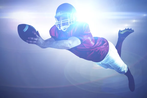 Jogador de futebol americano marcando um touchdown — Fotografia de Stock