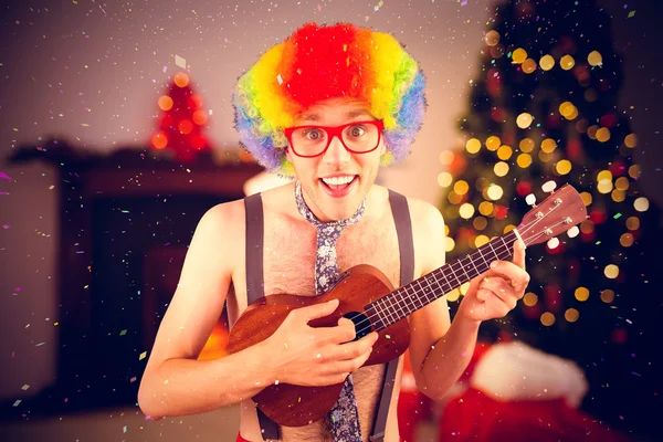 Hipster en afro arco iris peluca jugando guitarra — Foto de Stock