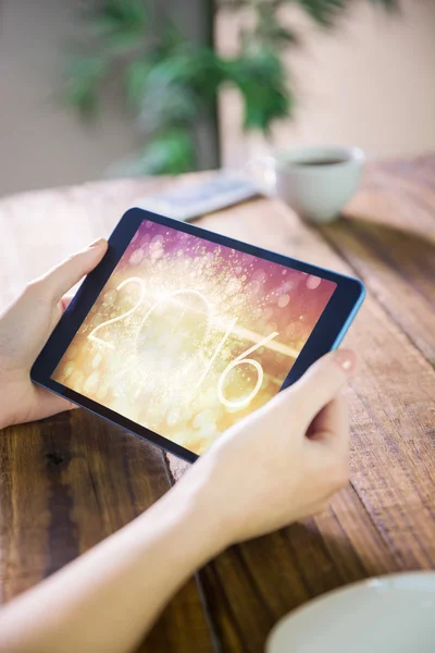 Mujer usando tableta pc — Foto de Stock